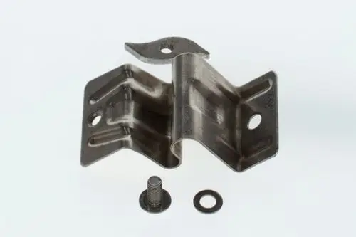 BOSCH Halterungsteile aus Metall, bestehend aus einem gebogenen Halter, einer Schraube und einer Unterlegscheibe, auf weißem Hintergrund.